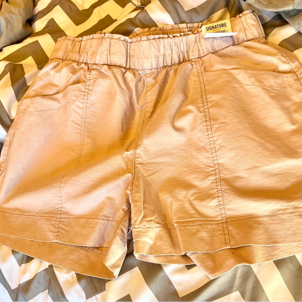 Levi signature women’s shorts.